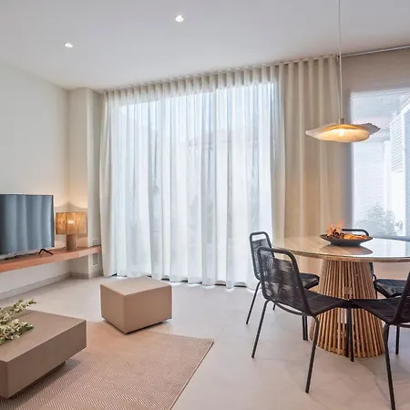 Spaces Garden Condo-2 Bedrooms, 2 Bathrooms, Garden Terrace, Near Center, Sleeps Up To 6- Monthly Only شقة