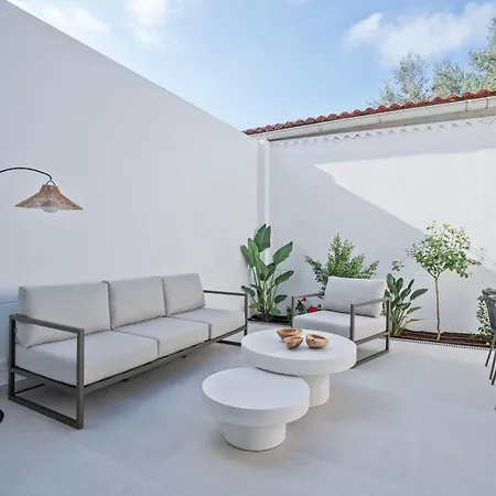 Spaces Garden Condo-2 Bedrooms, 2 Bathrooms, Garden Terrace, Near Center, Sleeps Up To 6- Monthly Only *