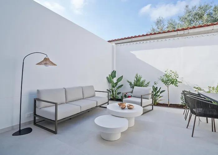 Spaces Garden Condo-2 Bedrooms, 2 Bathrooms, Garden Terrace, Near Center, Sleeps Up To 6- Monthly Only *