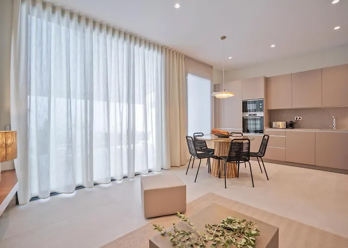 Spaces Garden Condo-2 Bedrooms, 2 Bathrooms, Garden Terrace, Near Center, Sleeps Up To 6- Monthly Only 公寓 *